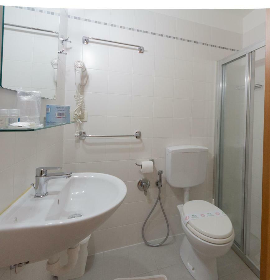 Hotel Ambra ลินญาโน ซับเบียโดโร ภายนอก รูปภาพ